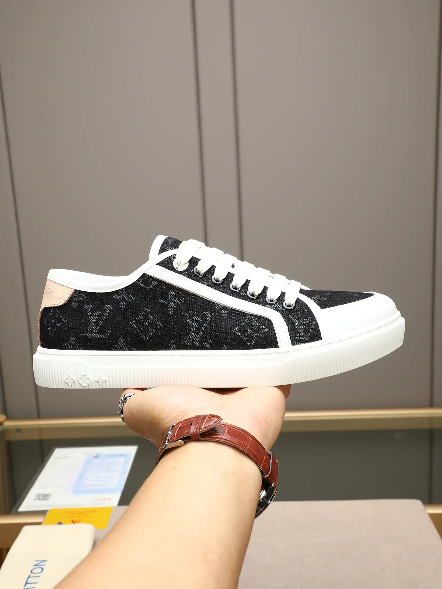 Men's Men's Shoes 💰440 𝐋𝐨𝐮𝐢𝐬 𝐕𝐮𝐢𝐭𝐭𝐨𝐧 𝟮𝟬𝟮𝟱/𝐬𝐬 Louis Vuitton's new spring and summer casual sports sneakers have a youthful atmosphere and are very youthful on the feet! Comfortable and light on the feet! The color is also very youthful! The upper is exclusively decorated with LV accessories! Make the whole shoe more flexible! The special electro-printed logo on the upper has a sense of design and is super recognizable! Beautiful and generous! ! It’s super easy to walk on! Specific denim surface material, sheepskin lining, original molded outsole Size: 38-44 (45 customized)